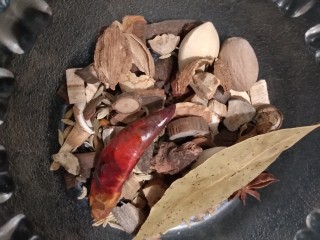 4、家庭版火锅鸡~快手版,准备各种调料洗净。