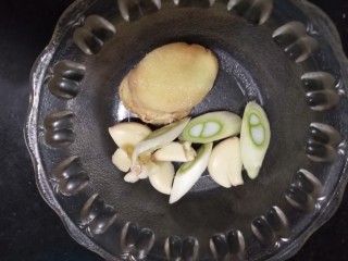 9、家庭版火锅鸡~快手版,蒜瓣用刀拍散，姜切片，葱切段。