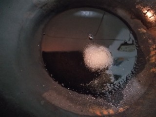 10、家庭版火锅鸡~快手版,油中放白砂糖。