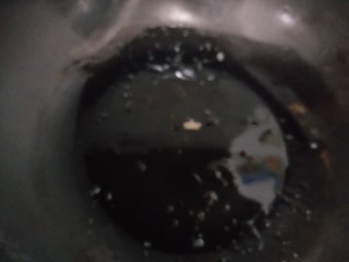 11、家庭版火锅鸡~快手版,加热到糖化开，油呈现金黄。注意别火太大就会发苦，火小上不了色，油刚起泡，金黄色正好。