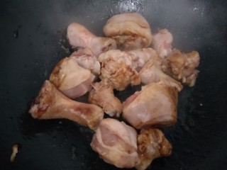 12、家庭版火锅鸡~快手版,放入鸡肉翻炒。