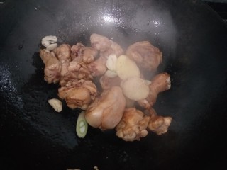 13、家庭版火锅鸡~快手版,放入葱姜蒜。