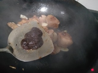 14、家庭版火锅鸡~快手版,放入豆瓣酱。