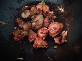 15、家庭版火锅鸡~快手版,炒制上色。