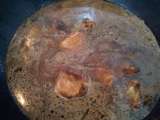 16、家庭版火锅鸡~快手版,放入四碗水。