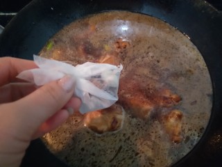 17、家庭版火锅鸡~快手版,放入料包。