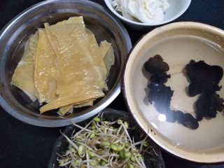 19、家庭版火锅鸡~快手版,腐竹，豆芽，白菜，木耳你喜欢的蔬菜浸泡洗净。晚上的准备工作就好了。