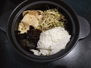 20、家庭版火锅鸡~快手版,早晨开始做饭：把洗好的菜放入砂锅平铺。