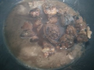 21、家庭版火锅鸡~快手版,火锅鸡加热倒入砂锅。