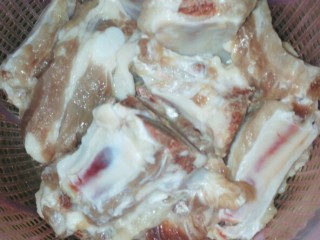 1、#排骨冬笋萝卜汤#(创建于3/2~2017),食材准备1:排骨剁成40公分段，备用。