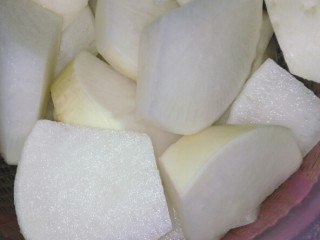 2、#排骨冬笋萝卜汤#(创建于3/2~2017),白萝卜洗净切成滚刀块，备用。