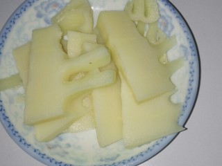 3、#排骨冬笋萝卜汤#(创建于3/2~2017),冬笋洗净，焯水，切成片，备用。