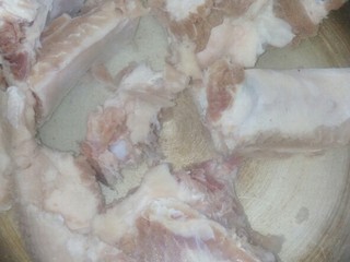 4、#排骨冬笋萝卜汤#(创建于3/2~2017),排骨浸水，泡去血水，并洗净，焯水，涝出。