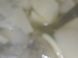 5、#排骨冬笋萝卜汤#(创建于3/2~2017),把焯过水的排骨、白萝卜倒入高压锅内…。