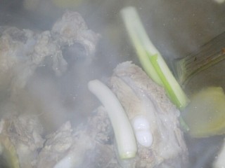 6、#排骨冬笋萝卜汤#(创建于3/2~2017),高压锅内，再放入冬笋、葱段、姜片、料酒，加食材3~5倍的开水，加盖，开锅后，加压8~10分钟，成熟，即可。