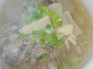 7、#排骨冬笋萝卜汤#(创建于3/2~2017),高压锅放气后，开盖，加入适量盐，少许味精和白胡椒粉，盛入汤碗内，放入香菜，滴少许香油，即成，Ok。