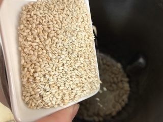 2、蕃茄鸡蛋饼+花生芝麻浆,芝麻倒进豆浆机