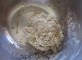 1、四喜烤麸,放入一个容器去发酵