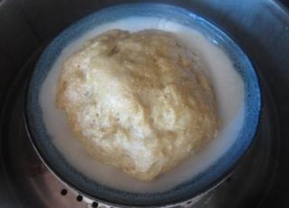 3、四喜烤麸,取一个大碗，抹上油，放入发好的面筋