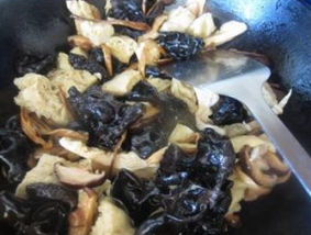 5、四喜烤麸,倒入烤麸丁翻炒