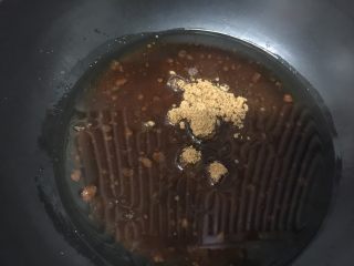 3、焦糖珍珠奶茶（健康自制）,锅里放入水和红糖粉，开小火煮化