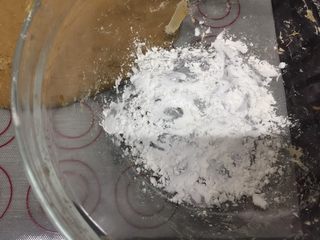 7、焦糖珍珠奶茶（健康自制）,面团放到面垫上，用之前和面团的碗，放入一些木薯淀粉