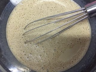 19、焦糖珍珠奶茶（健康自制）,用手动打蛋器搅拌均匀