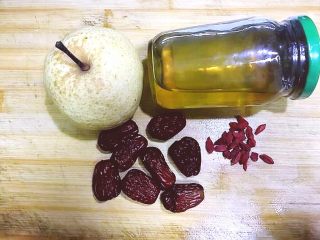 1、浓郁蜜梨红枣养颜汤,将梨,苟记,红枣,蜂蜜准备好