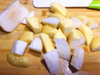 2、浓郁蜜梨红枣养颜汤,将梨洗干净后切成小块备用