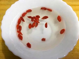 5、浓郁蜜梨红枣养颜汤,将苟记用清水浸泡一会儿