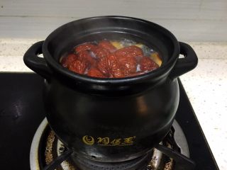 8、浓郁蜜梨红枣养颜汤,煮开后将切好的红枣放入煲中熬半小时