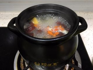 10、浓郁蜜梨红枣养颜汤,继续熬煮,加入苟记小火炖十分钟