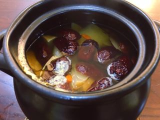 11、浓郁蜜梨红枣养颜汤,红枣梨用筷子一戳就破即可关火