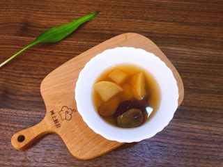 12、浓郁蜜梨红枣养颜汤,将熬好的梨用碗装起来,浓郁蜜梨汤香甜可口。