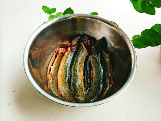 1、红烧泥鳅,处理干净的泥鳅！