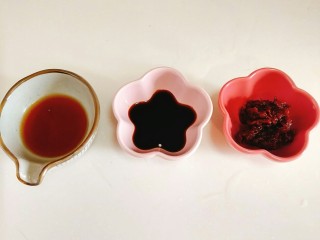 5、红烧泥鳅,准备好料酒，生抽，豆瓣酱！