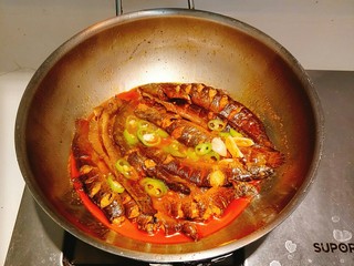 13、红烧泥鳅,最后入加青椒圈，出锅！