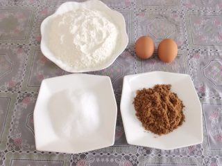 2、小零食猫耳朵,准备面粉、白糖、红糖、鸡蛋