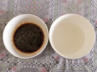 3、小零食猫耳朵,红糖、白糖倒入温水化开。