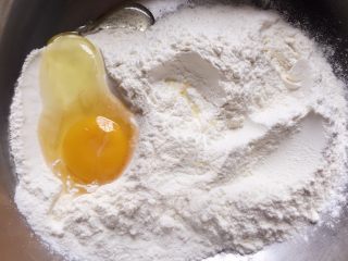 4、小零食猫耳朵,面粉里打入鸡蛋