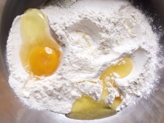 5、小零食猫耳朵,倒入玉米油