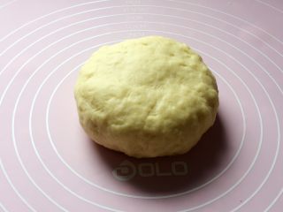 6、小零食猫耳朵,然后加入牛奶，白糖水和成白糖面团