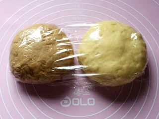 8、小零食猫耳朵,包上保鲜膜静置二十分钟