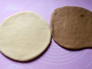 9、小零食猫耳朵,白面团、红面团分别擀成圆饼，白色面团上刷一层水，把两个面团重叠在一起。