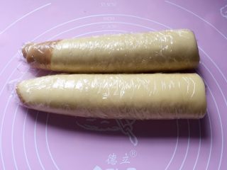 11、小零食猫耳朵,包上保鲜膜放冰箱冷冻一至二小时，冻硬了才好切。