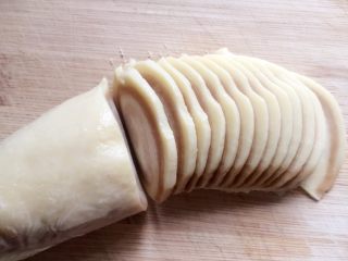 12、小零食猫耳朵,把冻好的面团切成均匀的薄片，越薄越脆