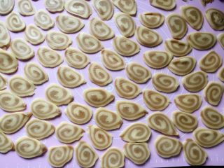 13、小零食猫耳朵,切好的猫耳朵要排开放，以免粘连。