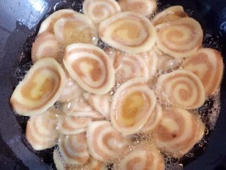 14、小零食猫耳朵,锅中倒入适量玉米油，油温升至七成热时，放入猫耳朵，转小火慢炸。