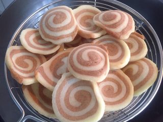 15、小零食猫耳朵,炸至金黄色，捞出控油。