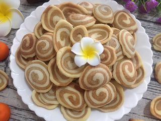 16、小零食猫耳朵,待稍凉后，装盘。